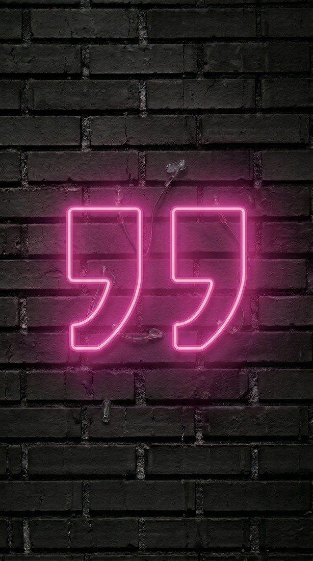 Insegna al neon a forma di virgolette